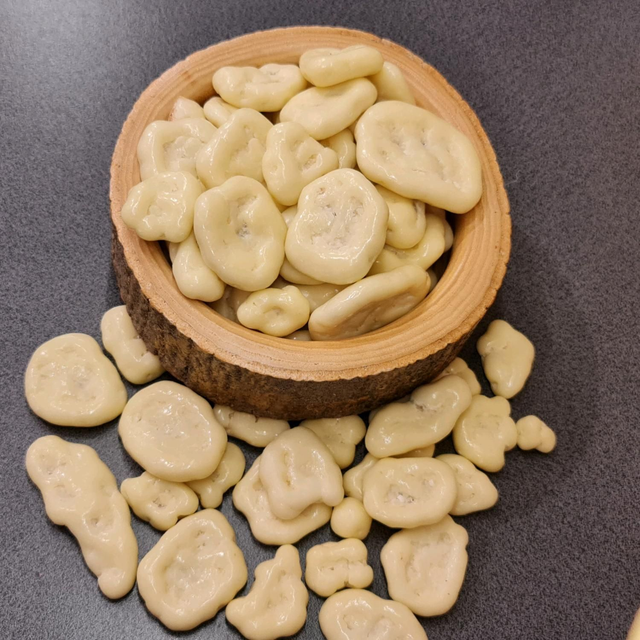 Bananenchips in weißer Schokolade 