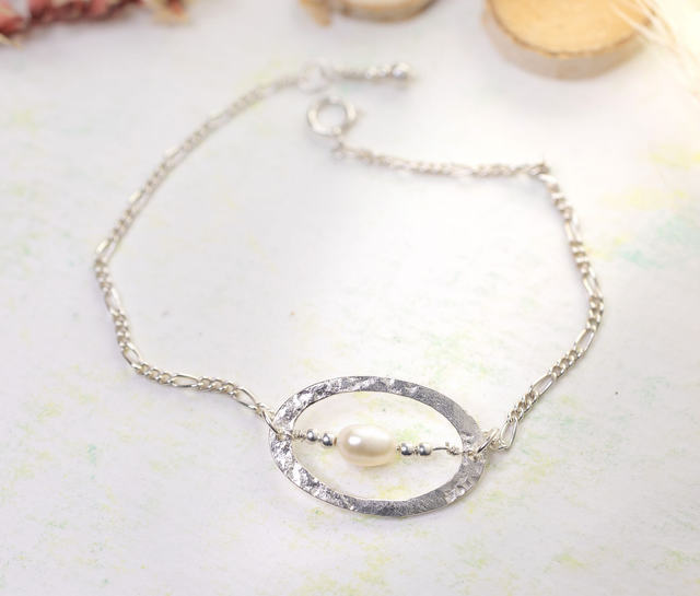 Pulsera de cadena de plata con perla.