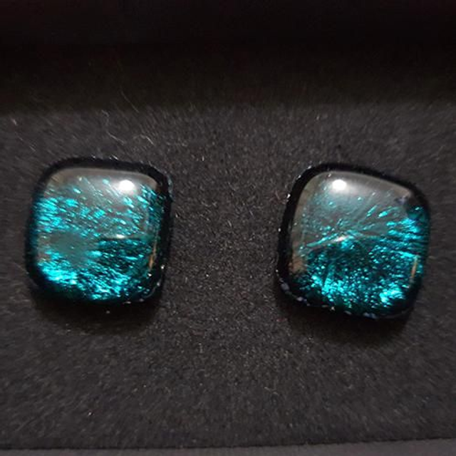 S17 emerald green glass stud