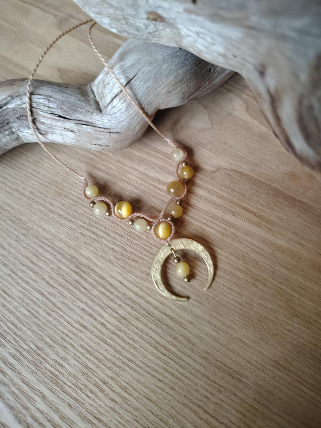 Collier lune inversée et pierres fines