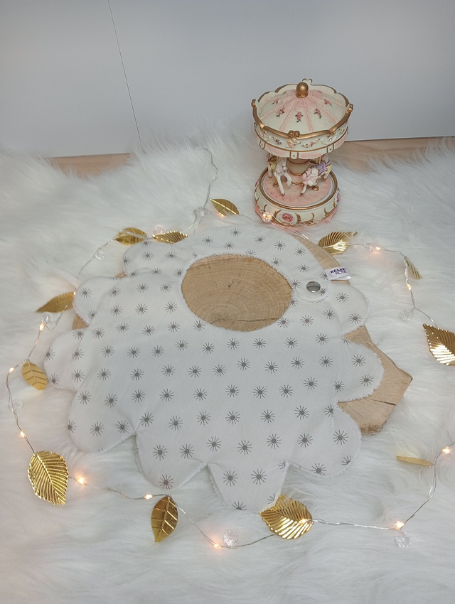 Bavoir boutonné doublé fleur &quot;Petits soleils&quot;