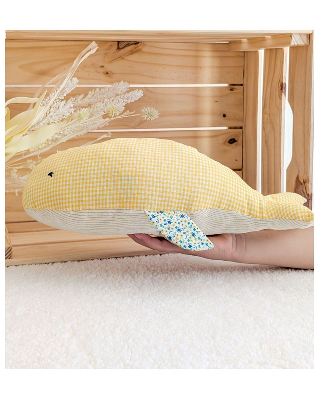 Madeleine la baleine – Peluche bébé faite main en France – Coton vichy jaune OEKO-TEX®