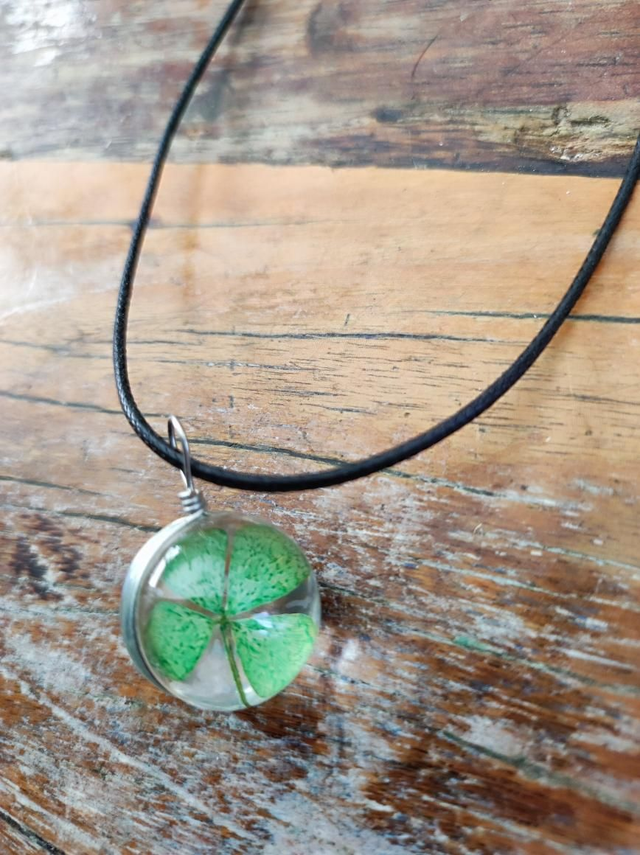 COLLIER ET PENDENTIF TRÈFLE A 4 FEUILLES