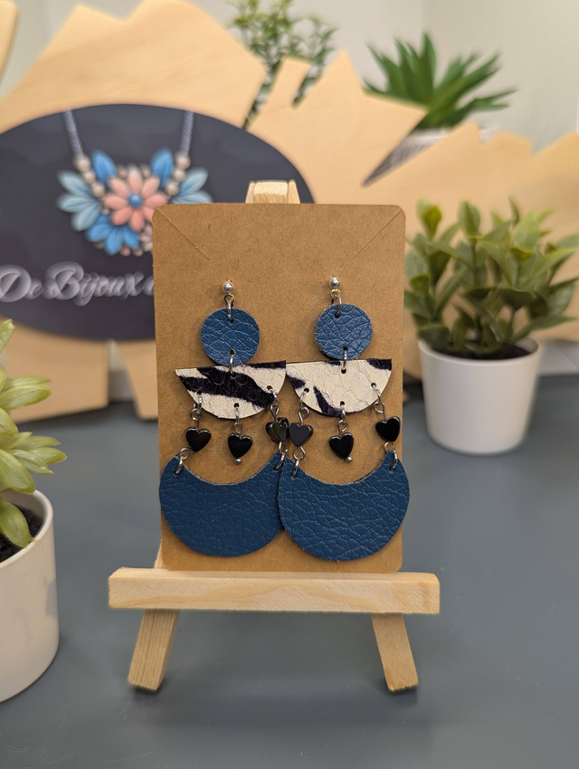 Boucles d'oreilles en cuir, similicuir bleu, tissus enduit et cœur en hématite noire.