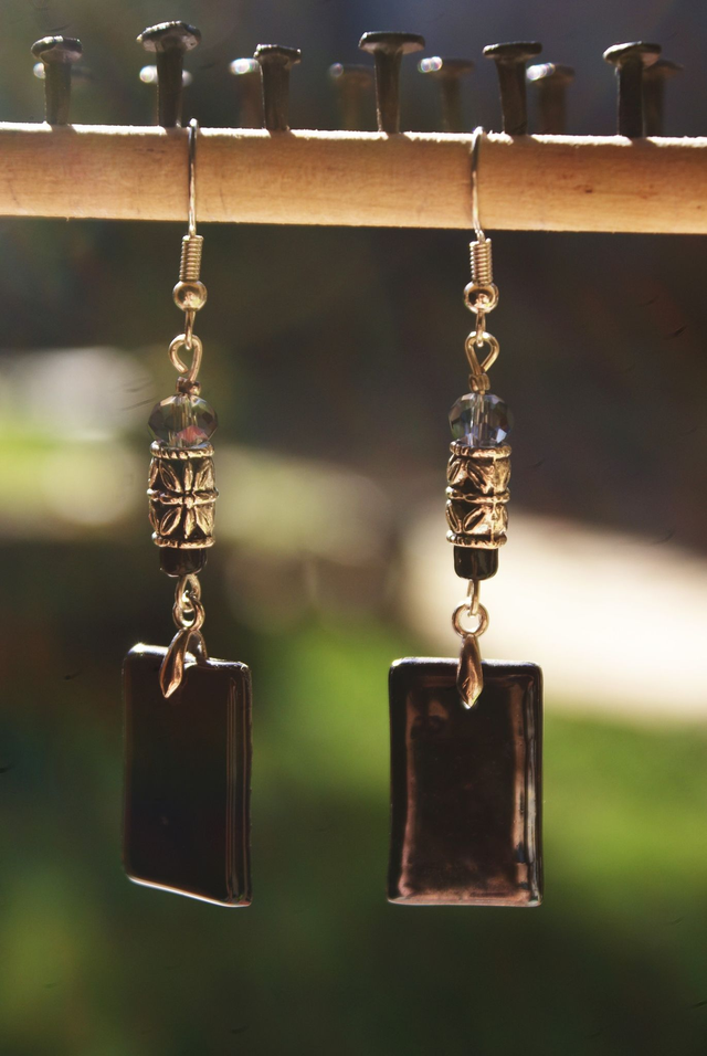 Boucles d&#039;oreilles en verre noir. 