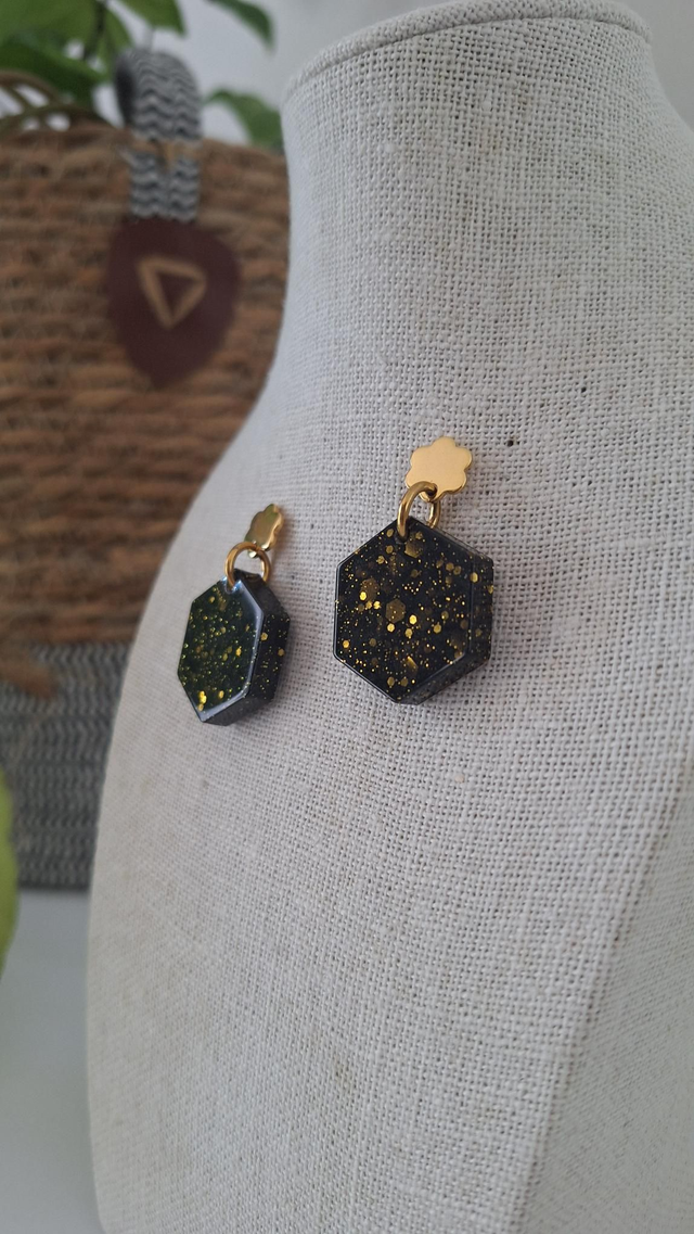 Boucles oreilles hexagonales noirs et paillettes dorées