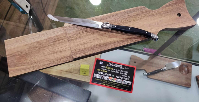 SET APERITIVO Coltello Laugiole per salame e tagliere in legno