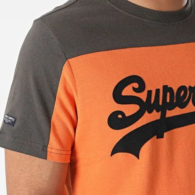 T-shirt uomo SuperDry arancione e antracite con logo frontale a contrasto