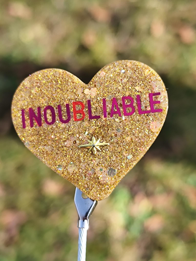 Broche Inoubliable – broche en résine pailletée, pièce unique