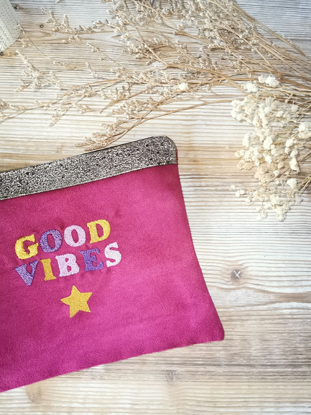 ✨ Pochette "Good Vibes" brodée - Fuschia ✨