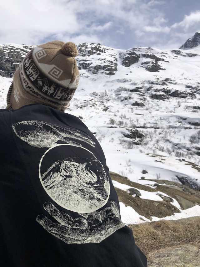 T-shirt noir sérigraphié - Œuvre montagne main miroir 