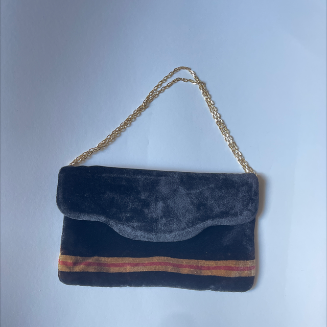 Samttasche mit Streifen und Goldkette