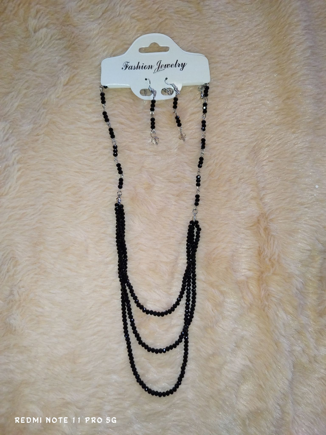 Parure perles noires – Collier multi-rangs &amp; boucles assorties