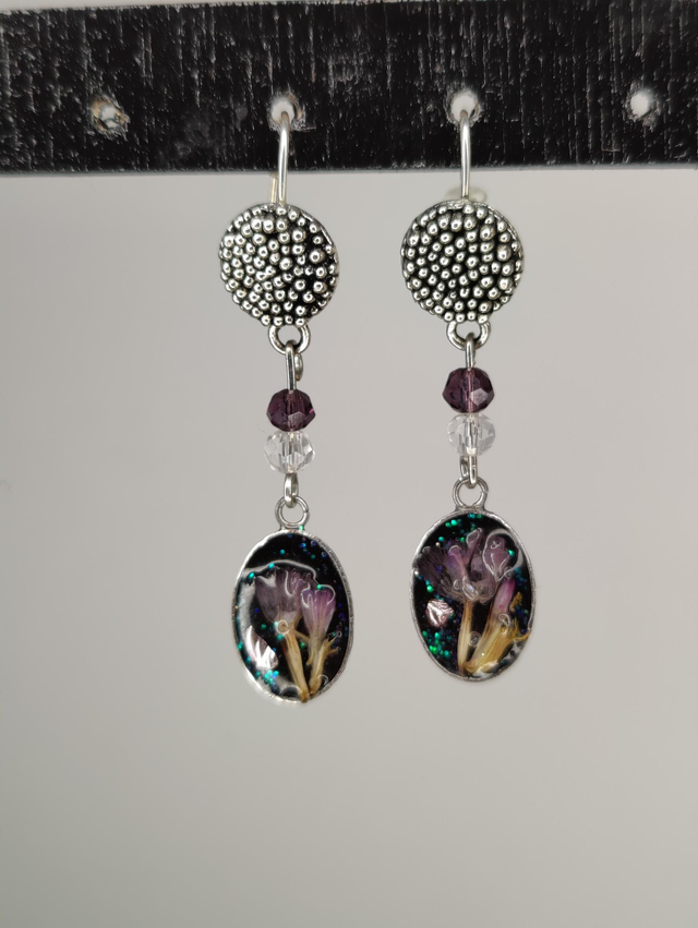 Boucles d&#039;oreilles minimalistes en fleurs naturelles et perles de verres 