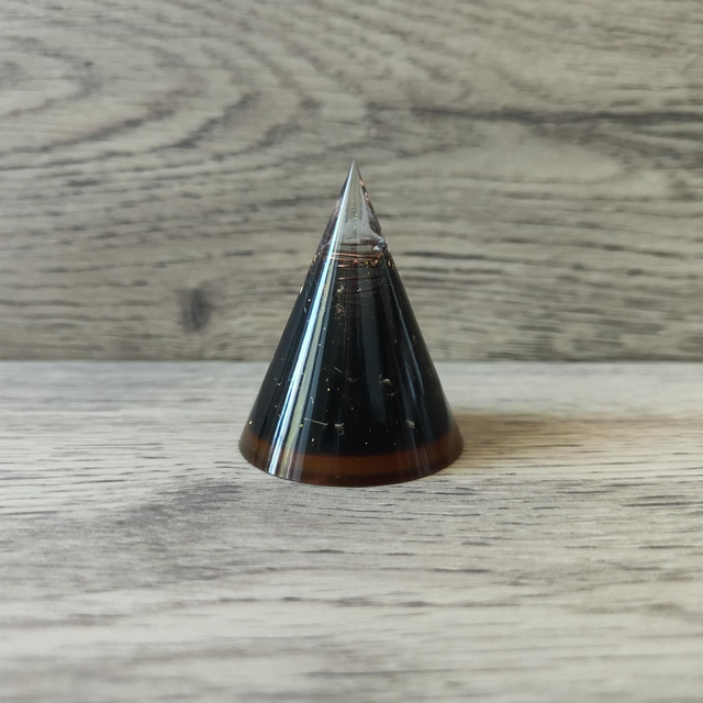 Petit orgonite pyramide conique 