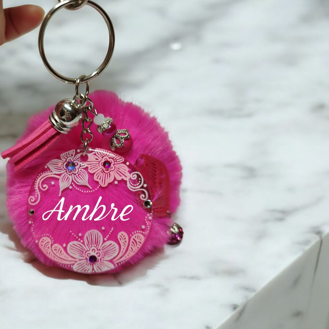 Bijou de sac prénom personnalisé dessiné à la main rose fuchsia 