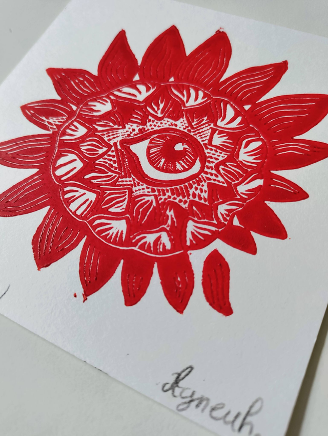 oeil fleuri rouge
