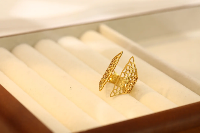 Bague dorée ouverture devant