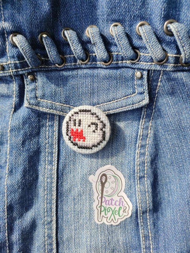 Boo fantôme Badge ou porte clé brodé à la main pixel art