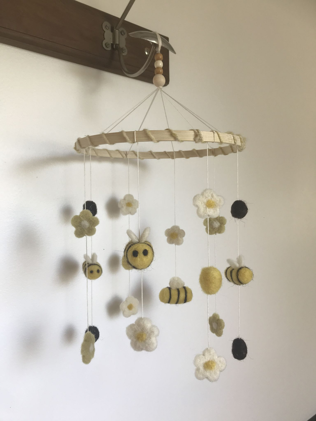 Mobile pour bébé - Abeilles et fleurs - SUR COMMANDE UNIQUEMENT