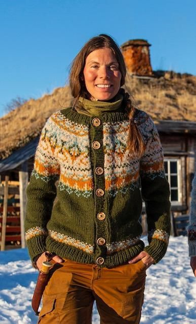 Alasuq Cardigan Kit - Col 04 (Hunter Green Troll) - Wool & Pattern - Linka Neumann