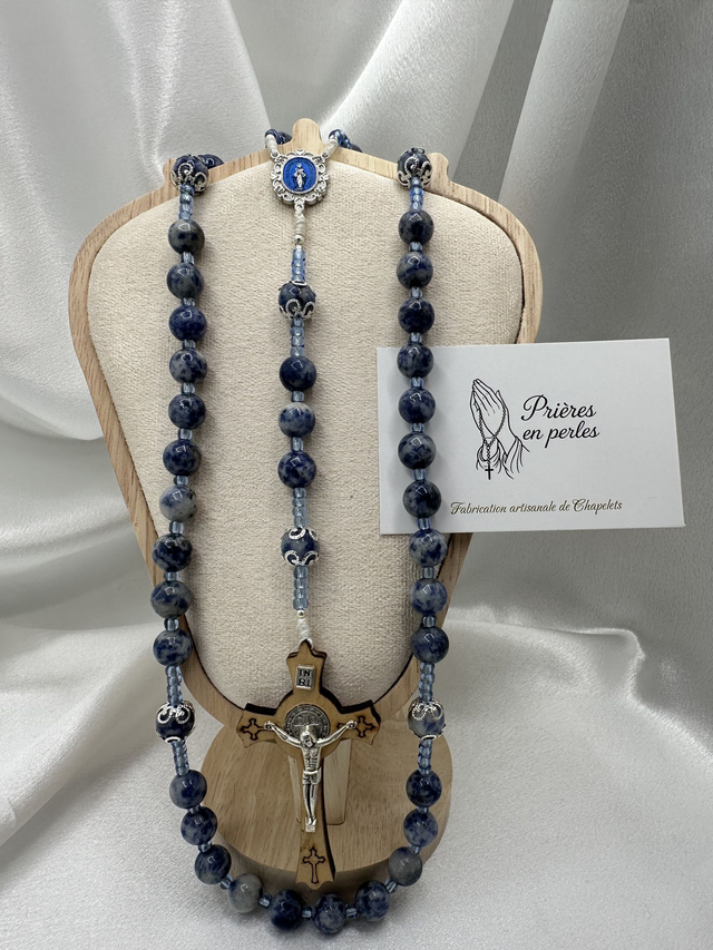 Chapelet artisanal en sodalite naturelle – Croix Saint-Benoît & perles bleues profondes