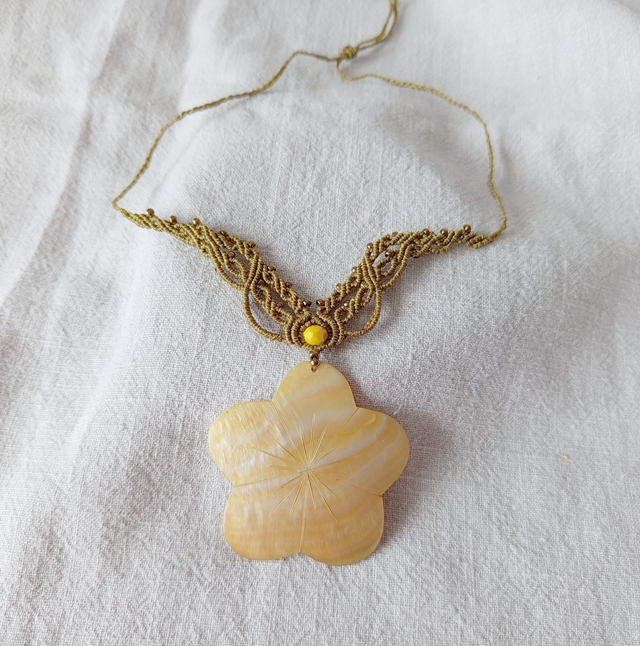 Collier en macramé avec un pendentif en nacre