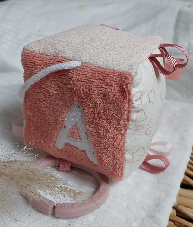 Cube d'éveil sensoriel 