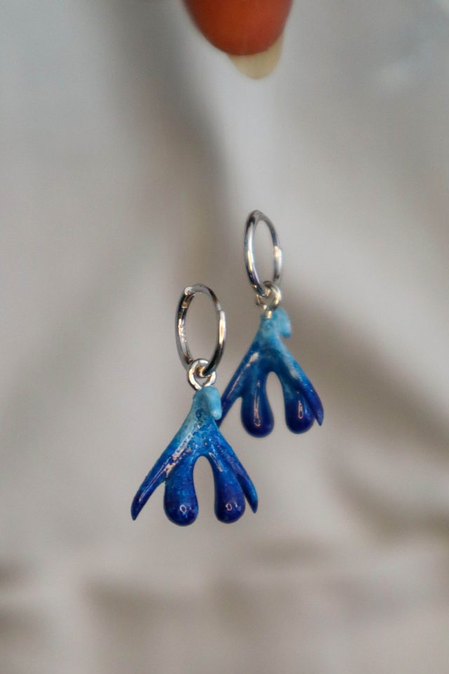 Untamed Waters – Creolen mit anatomisch korrektem Klitoris-Anhänger | handgefertigt in Wien