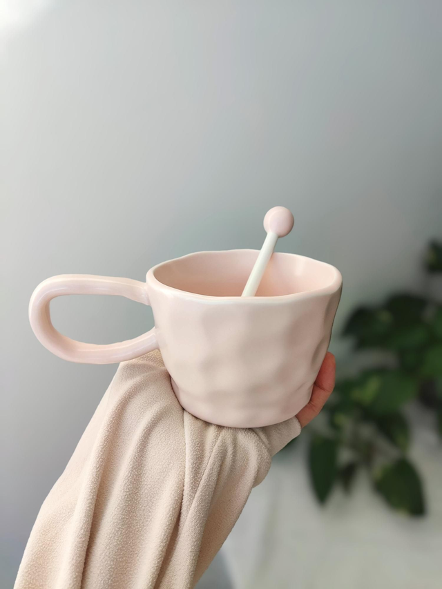 Mug céramique rose pastel avec mélangeur 