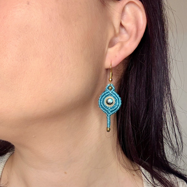 Boréale - Boucles d’oreilles micro-macramé et labradorite / Collection Céleste