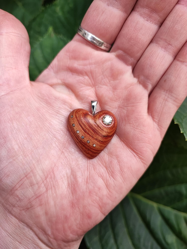 Pendentif Coeur en Bois de Rose, Oxyde de Zirconium et Argent