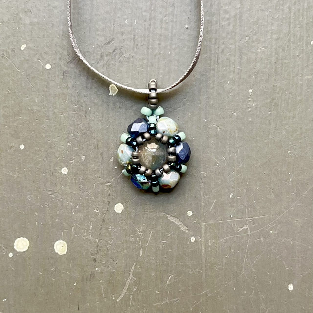 Collier pendentif fleur en perles gris et bleu labradorite