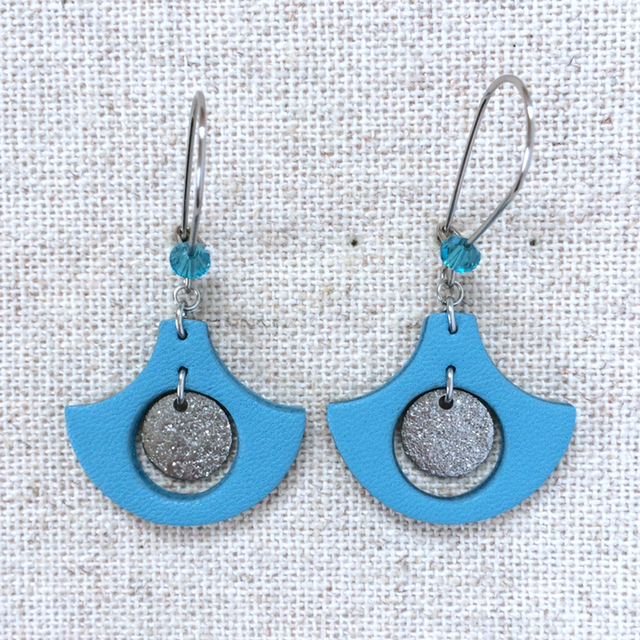 Boucles d’oreilles « Fioritura » dorées, cuir bleu clair
