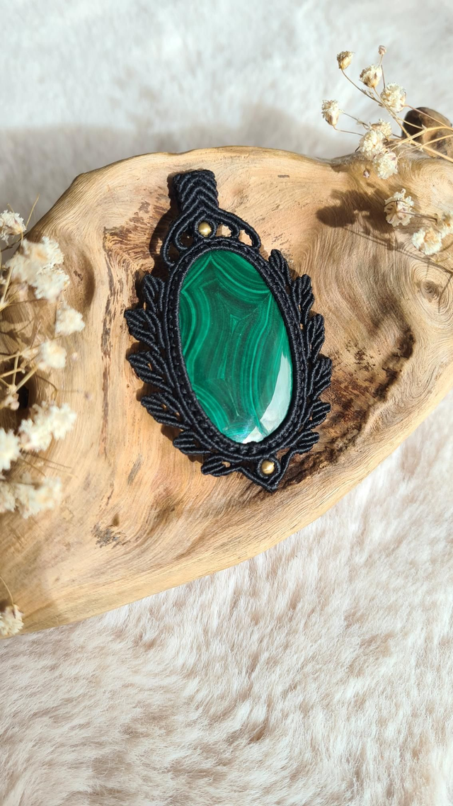 Collier elfique Elfia en micro-macramé orné d'une malachite