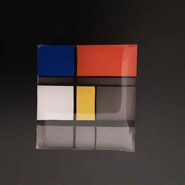 Broche grand carré collection graphique-fond transparent-décor blanc-bleu-rouge et jaune