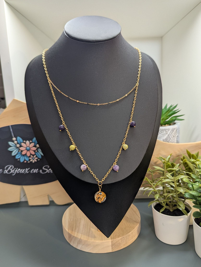 Collier mi long avec double chaine couleur or rosé et perles naturelles et en verre. 