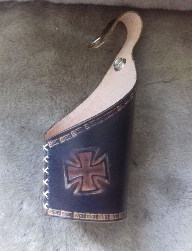 Porte gobelet  en cuir croix de malte 