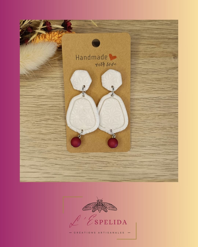 Ecusson blanc nacré avec perle bordeaux