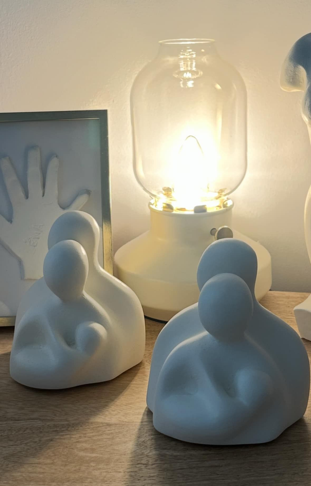 Statuette artisanale en matière minérale, Couple & bébé