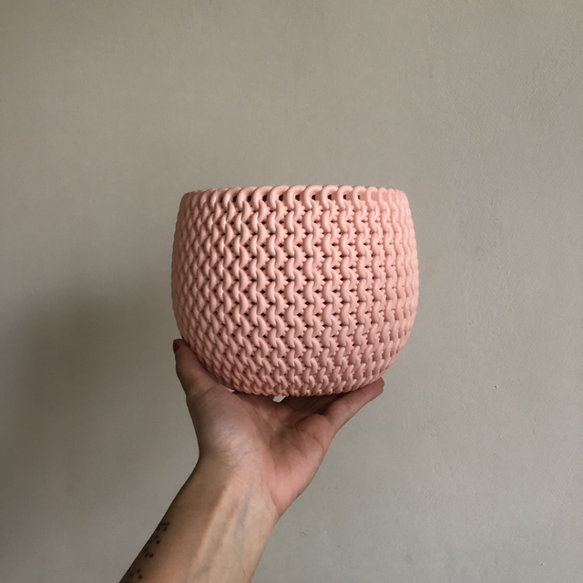 Macetero plástico con agujeros de drenaje