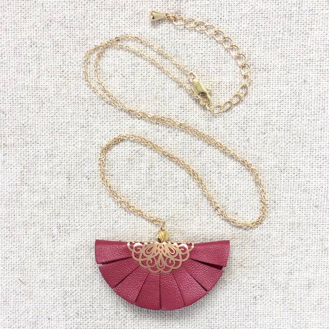 Collier « Farandole » dorées, cuir rouge sang
