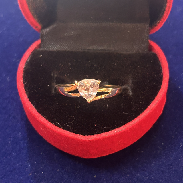 9ct yellow gold gem set ring 