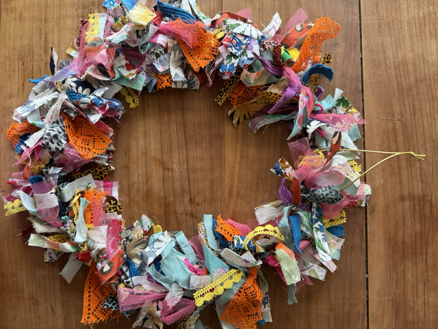 Couronne chutes de tissus colorées