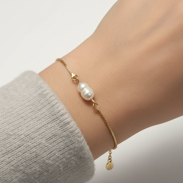 Bracciale in argento 925 placcato oro e perlina naturale AAA selezionata a mano.