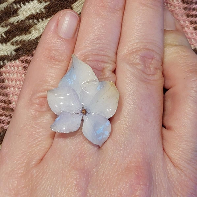 Bague Hortensia – Bijou floral fait main en résine brillante, taille 52