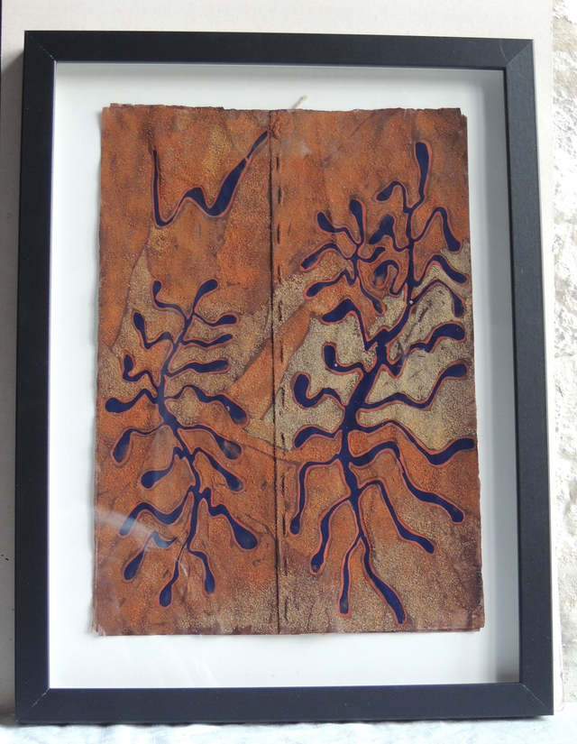 Pétroglyphes Scolytinae - 2025 24 x 32 cm - pigments et sables sur papiers cousus