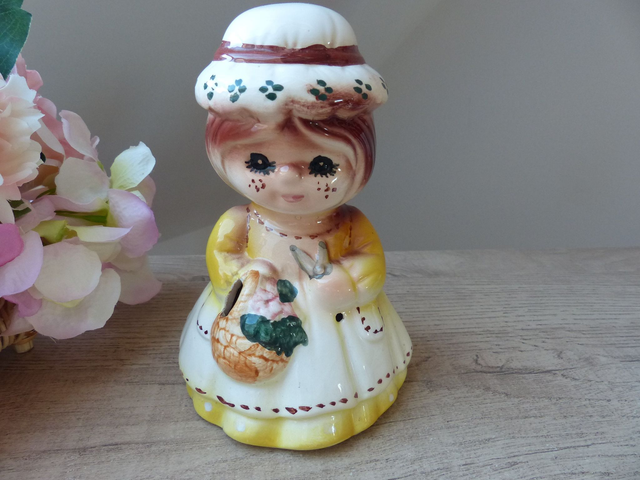 Dévidoir à ficelle vintage en céramique – Grand-mère au chapeau – Déco originale pour cuisine ou bureau – support pour ficelle et ciseaux