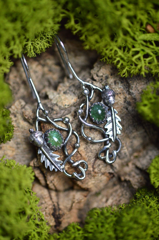 Boucles d&#039;Oreilles Elfique - Emeraudes, glands et feuilles de chêne
