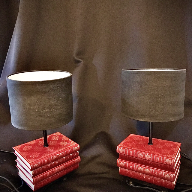 Paire de lampes livres de chevet  rouges et dorés